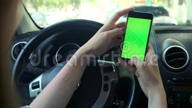 女司机特写，绿屏在车上，城市背景绿屏铬键4k。 把他的手扫过